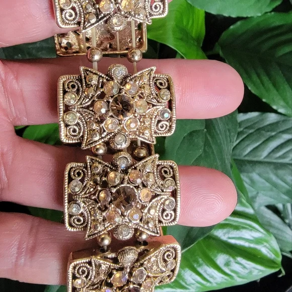 Elegant Gold Tone Stretch Bracelet with Crystal Accents - Picture 3 of 8